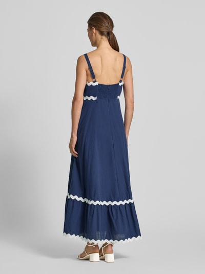 Frauenmodel trägt Midikleid mit Karree-Ausschnitt und Wellensaum von Apricot aus Reine Baumwolle in Dunkelblau mit weißen Details, Taillierter Schnitt, Breite, verstellbare Träger, rückseitiger Haken- und Reißverschluss, Smok-Detail, Rückenlänge bei Größe S 110 cm, Brustweite 41 cm, Ganzkörperansicht Rückansicht.
