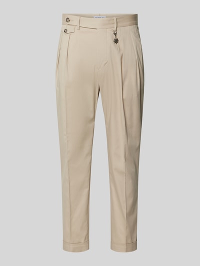 Produktfoto, Hose mit gelegten Falten und Eingrifftaschen von Manuel Ritz in Beige, Baumwoll-Mix mit Stretch, Regular Fit, sichtbare Bund- und Pattentaschen, Detailknopf, neutraler Hintergrund.