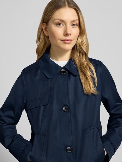 Frauenmodel trägt Jacke mit Umlegekragen und Eingrifftaschen von Gil Bret aus Baumwoll-Mix in Navy, Regular-Fit, Nahaufnahme Oberkörper. Rückenlänge bei Größe 36: 65 cm, Schulterbreite: 40 cm, Brustweite: 49 cm, Ärmellänge: 65 cm.