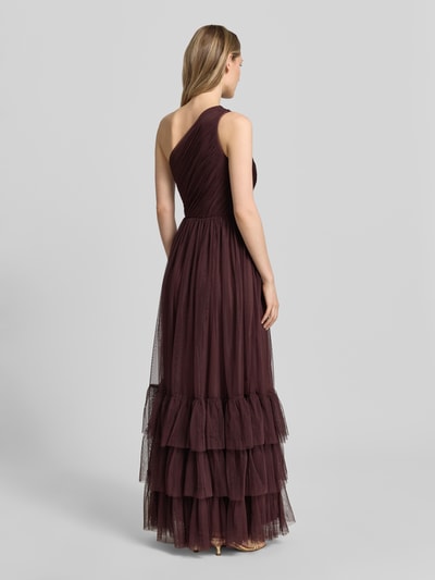 Frauenmodel trägt Maxikleid im One-Shoulder-Look von LACE & BEADS in dunklem Mesh, A-Linie, Stufen-Look, Rückenlänge 150 cm, Brustweite 40 cm, Ganzkörperansicht Rückansicht.