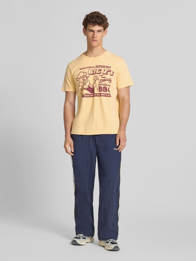 Superdry Loose Fit T-Shirt mit Label-Print Modell 'Roadside Trade' GELB 1