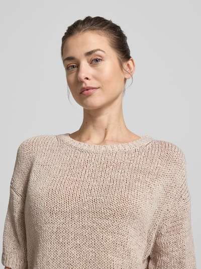 Frauenmodel trägt Loose Fit Pullover aus Baumwoll-Mix von Marc O'Polo, Optik: Unifarben, Strick, Rundhals, Kurzarm, Nahaufnahme Oberkörper.