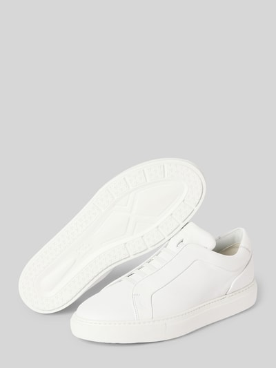 Productfoto, Slip-on-sneaker uit leer model 'METRO' van Lloyd in wit, afgeronde neus, rubberen zool, maat 44 hakhoogte 4 cm, schachthoogte 7 cm, schachtwijdte 10 cm, gladde textuur, minimalistisch design
