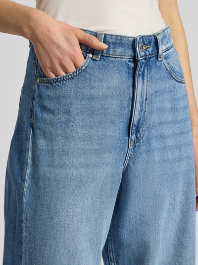 Frauenmodel trägt Barrel Fit Jeans im Used-Look von Jake*s Casual aus reiner Baumwolle mit Eingrifftaschen, Nahaufnahme Oberkörper.