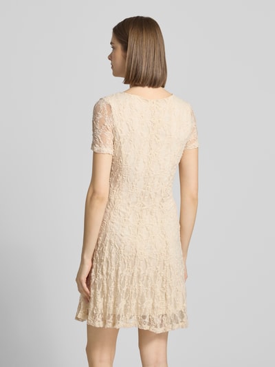 Frauenmodel trägt Slim Fit Minikleid aus Spitze Modell 'ALBINA' von Only in Unifarbe mit kurzem Arm, Spitzenmuster, Mini-Länge, Rückansicht.