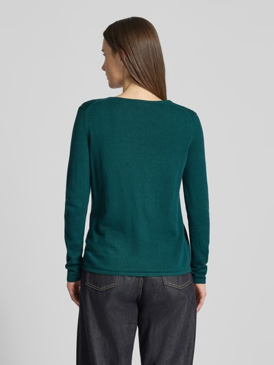 Modelka kobieca ma na sobie Regular Fit Pullover aus Baumwoll-Viskose-Mix od Tom Tailor, zielony, długi rękaw, krój regular fit, dzianina, widok całej sylwetki z tyłu.