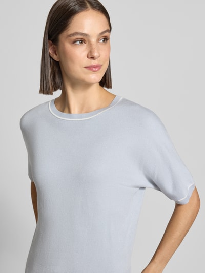 Vrouwenmodel draagt Regular Fit Pullover aus Viskose-Mix in Strick-Optik von comma in lichtgrijs, ronde hals, 1/2-mouwen, Nahaufnahme Oberkörper