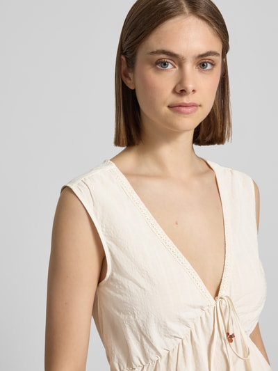 Frauenmodel trägt Regular Fit Blusentop aus Baumwoll-Viskose-Leinen-Mix Modell 'NELSA' von Only, Optik: Unifarben, Nahaufnahme Oberkörper