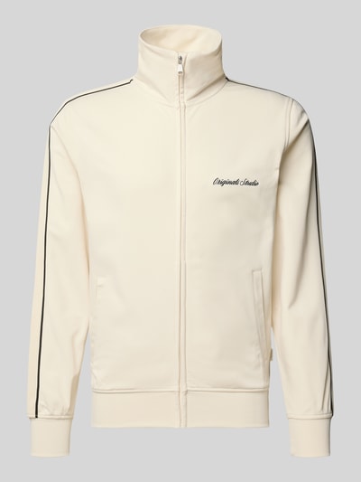 Produktfoto, Slim Fit Sweatjacke mit Logo-Stitching Modell 'Niagara' von JACK & JONES, cremefarbener Stoff, Stehkragen, Eingrifftaschen, Reißverschluss, elastische Abschlüsse, Herren, Rückenlänge 67 cm, Ärmellänge 65 cm.