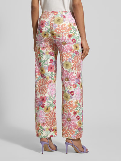Frauenmodel trägt Hose in Allover-Look Modell 'KIMBELEY' von SEDUCTIVE, buntes Blumenmuster, Material-Mix mit Stretch-Anteil, Regular Fit, Ganzkörperansicht Rückansicht. Bundweite 38 cm, Innenbeinlänge 76 cm bei Größe 36.