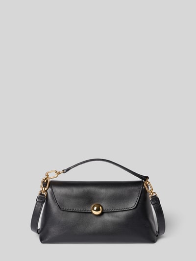 Produktfoto, schwarze Umhängetasche mit Label-Detail Modell 'SFERA' von FURLA, Hauptfach mit Umschlag, Druckknopfverschluss, Schultergurt, Maße: 22 cm Breite, 14 cm Länge, 9 cm Tiefe, 110 cm Schulterriemen.