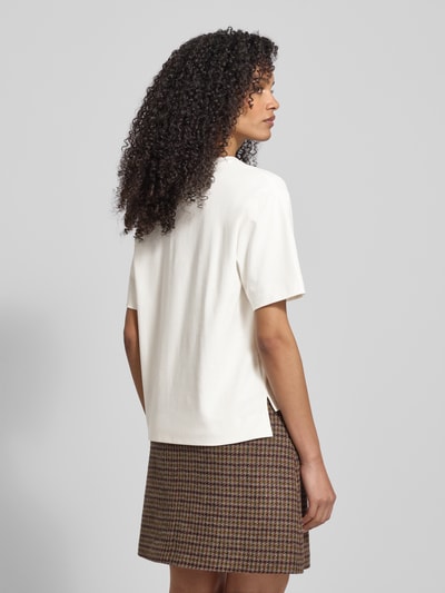 Frauenmodel trägt Regular Fit T-Shirt aus reiner Baumwolle Modell 'MULTID' von Weekend Max Mara in Unifarbe, Feinripp, Rückansicht.