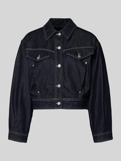 Produktfoto, Regular Fit Jeansjacke aus Baumwoll-Lyocell-Mix Modell 'BOMBER TRUCKER 1.0' von BOSS Orange, Cropped-Länge, Denim-Optik, dunkles Blau, einreihige Knopfleiste, Umlegekragen, Rückenpasse, Langarm, Manschetten, seitliche Eingrifftaschen und Brusttaschen, strukturierte Textur.