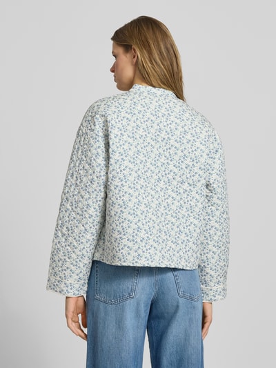 Männermodel trägt Regular Fit Hemdjacke mit Allover-Muster Modell 'HALLIE' von Only, kwiatowy wzór na całej powierzchni, stójka, długi rękaw, kieszenie z patką, jasnoniebieskie barwy, gładka faktura, Ganzkörperansicht Rückansicht.