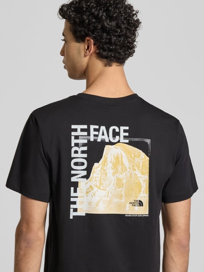 Männermodel trägt Regular Fit T-Shirt mit Logo-Print von The North Face, Baumwoll-Mix, Rückenlänge bei Größe M 69 cm, Ganzkörperansicht Rückansicht.
