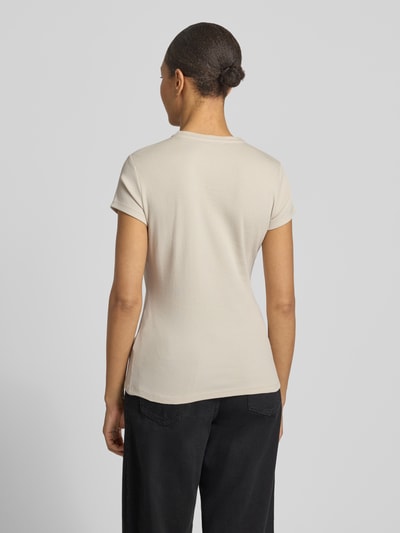 Frauenmodel trägt T-Shirt in Ripp-Optik Modell 'Kleoh' von Someday, cremefarben, Slim Fit, Rückenansicht, Ganzkörperansicht Rückansicht.