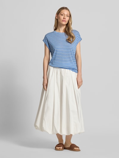 Vrouwenmodel draagt Relaxed Fit T-shirt aus Viskose-Mix van Tom Tailor Denim in blauw-wit gestreept, dames T-shirt, geheelvooraanzicht.