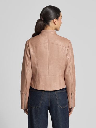 Frauenmodel trägt Slim Fit Jacke in Leder-Optik von Amber & June, Stehkragen, Brusttaschen, Eingrifftaschen, Zweiwege-Reißverschluss, Farbe braun, Rückenlänge, Schulterbreite, Brustweite, Ärmellänge gemäß Größe 36, glatte Textur, Ganzkörperansicht Rückansicht.