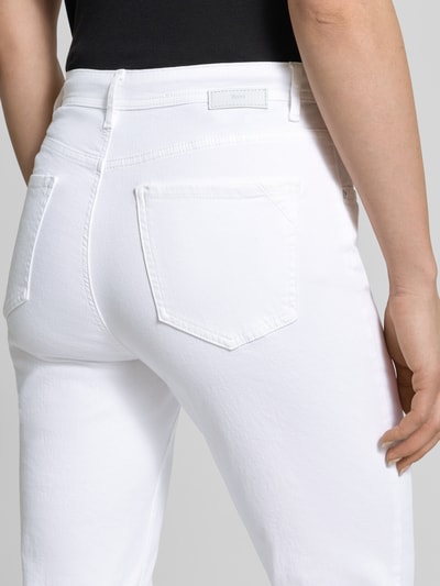 Frauenmodel trägt Straight Leg Jeans im 5-Pocket-Design Modell 'Carola' von Brax aus weißem Baumwoll-Mix mit Stretch-Anteil, Detailaufnahme Rückansicht.
