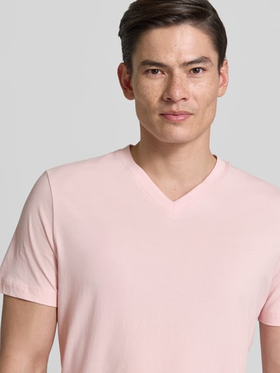 Męski model nosi Regular Fit T-Shirt aus reiner Baumwolle von s.Oliver RED LABEL, różowy, gładki jersey, V-neck, krótki rękaw, ozdobna aplikacja, zbliżenie na górną część ciała