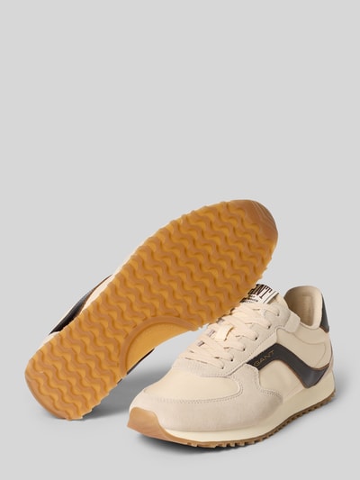Produktfoto, Sneaker aus Leder-Mix mit Logo-Detail Modell 'Beja' von Gant, cremefarben mit braunen Akzenten, abgerundete Passform, Schnürverschluss, markante Gummisohle, Kontext: Damen Sneaker, Absatzhöhe 2 cm, Schafthöhe 8 cm, Schaftweite 9 cm.