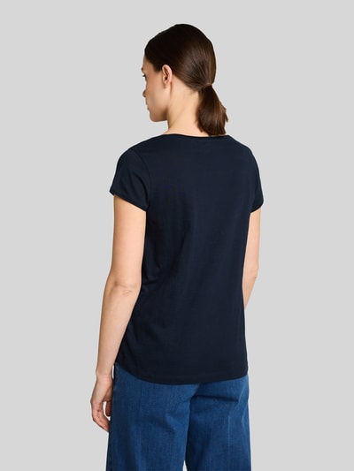 Vrouwenmodel draagt Relaxed Fit T-Shirt uit zuiver katoen van Tom Tailor, effen donkerblauw, korte mouw met omgeslagen zoom, achteraanzicht volledige lichaamsopname.