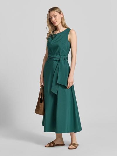 Frauenmodel trägt A-Linie Abendkleid mit Baumwoll-Anteil Modell 'GENTILE' von Max Mara in Dunkelgrün, glatte Textur, Ganzkörperansicht von vorne, Damen Abendkleid von Weekend Max Mara.