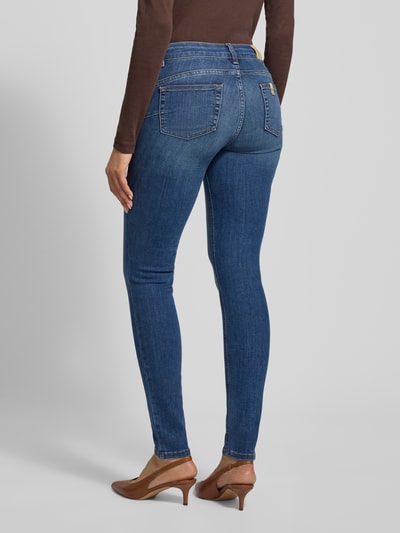 Frauenmodel trägt Skinny Fit Jeans mit Ziersteinbesatz Modell 'DIVINE' von Liu Jo White, blauer Baumwoll-Mix mit Stretch-Anteil, Eingrifftaschen, Rückansicht Ganzkörperansicht.