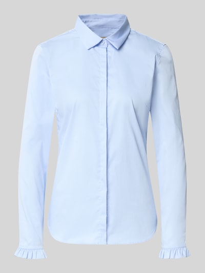 Produktfoto, hellblaue Hemdbluse aus Baumwoll-Mix Modell 'Mattie' von MOS MOSH mit Rüschen am Ärmelsaum, Slim Fit, glatte Textur.