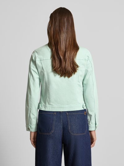 Vrouwenmodel draagt Regular Fit Jeansjacke aus Baumwoll-Mix van Tom Tailor in mintgroen denim met borstzakken, tailleband, knoopsluiting, lange mouwen; volledig van achteren gefotografeerd.