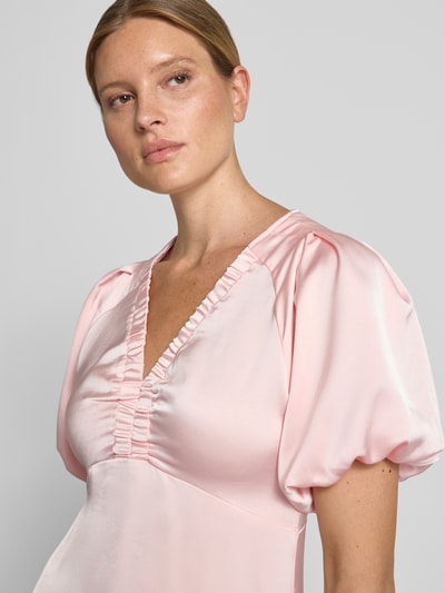 Frauenmodel trägt Midikleid aus Satin Modell 'Illana' von Neo Noir in Rosa, Kurzarm, V-Ausschnitt, elastisch, Nahaufnahme Oberkörper.