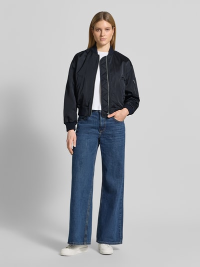 Vrouwenmodel draagt Regular Fit blouson met college-kraag van Marc O'Polo, look: effen, satijn, waterafstotend, twill, steekzakken, ritszak, lange mouw, geribd, voorkant, full body shot