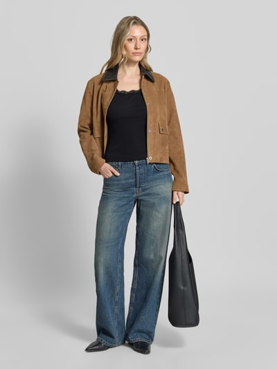 Frauenmodel trägt Regular Fit Top mit Spitzenbesatz von Jake*s Casual, schwarz, körpernahe Passform, Ärmelloses-Design, Ganzkörperansicht von vorne.