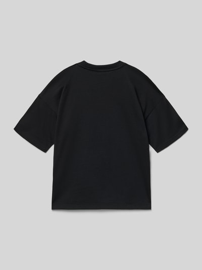 Jongen draagt T-shirt uit puur katoen van adidas Originals, recht pasvorm, ronde hals, labeldetail, ruglengte maat 140: 56 cm, geheelopname rugaanzicht.