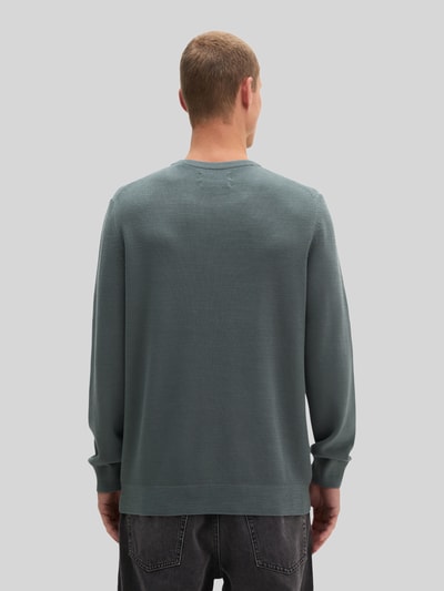 Mężczyzna model nosi Regular Fit Pullover aus reiner Baumwolle von Marc O'Polo w kolorze ciemnoszarym, gładka faktura, całkowity widok z tyłu. Sweter męski Marc O'Polo