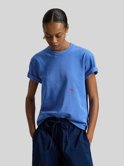 Frauenmodel trägt Regular Fit T-Shirt aus reiner Baumwolle von Polo Ralph Lauren in Uni-Optik, Label-Schriftzug, Rundhals, Kurzarm, Ganzkörperansicht von vorne.