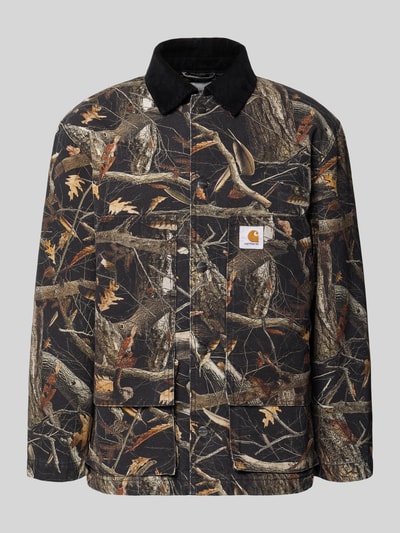 Produktfoto, Jacke im Allover-Look mit Label-Detail Modell 'Lander' von Carhartt Work In Progress aus reiner Baumwolle, Muster in Braun-, Schwarz- und Grüntönen, Kentkragen, Regular Fit, sichtbare Nahtstruktur, robuste Textur