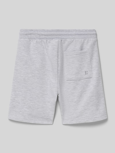 Junge trägt Sweatshorts mit Seiten- und Gesäßtaschen von Mayoral aus Baumwoll-Mix, elastischer Bund, meliertes Hellgrau, Ganzkörperansicht Rückansicht.