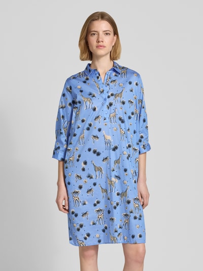 Frauenmodel trägt Relaxed Fit Kleid mit Allover-Motiv-Print von Smith and Soul in Blau, Baumwolle, Umlegekragen, Halbarm, Knopfleiste, Ganzkörperansicht von vorne.
