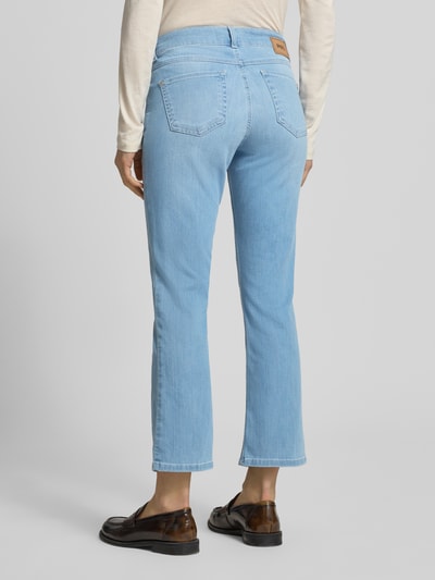 Vrouwenmodel draagt lichte jeans in verkorte pasvorm model 'Lene' van Angels, katoenmix met stretch, used-look, binnenbeenlengte 64 cm, bandwijdte 40 cm, volledig lichaamsbeeld achteraan.