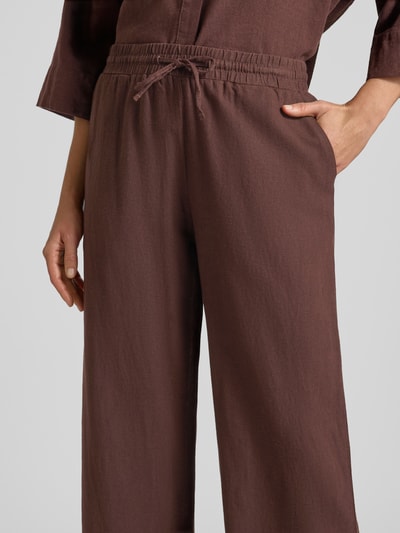 Vrouwenmodel draagt Wide Leg Pants uit linnenmix met elastische band model 'Lava' van FREE/QUENT, met linnen en viscose, loose fit, bruine tint, detailopname heupen.