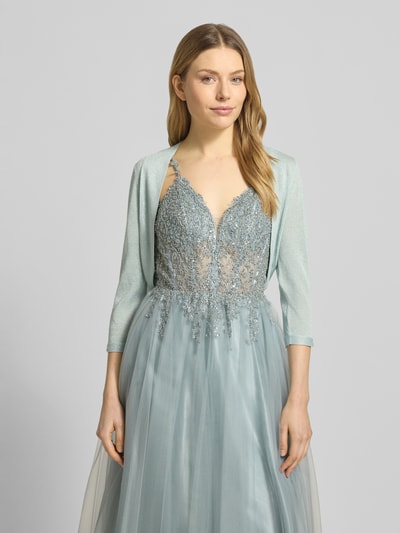 Modelka nosi Regular Fit Bolero aus Viskose-Mix von Jake*s Cocktail, błękitny, dzianinowa i połyskująca struktura, rękaw 3/4, z przodu, zbliżenie górnej części ciała.