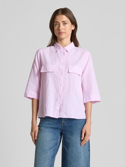 Modelka prezentuje bluzkę z mieszanki lnu i bawełny, model 'BEA' od 0039 Italy, krój loose fit, kołnierzyk koszulowy, listwa guzikowa, kieszenie na piersi, rękaw o dł. 3/4, długość tyłu w rozmiarze S: 57 cm, długość rękawa w rozmiarze S: 37 cm, jasnoróżowy odcień, widoczna faktura materiału, widok całej sylwetki z przodu.