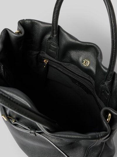 Produktfoto, schwarze Handtasche mit Tragehenkel Modell 'JILL' von Abro, Magnetverschluss, Innenfach mit Reißverschluss, Lederstruktur