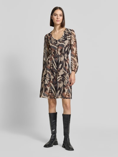 Frauenmodel trägt Minikleid mit V-Ausschnitt Modell 'Ev44aa' von ZABAIONE in beige-braunen Tönen, Chiffon, taillierte Passform, Ganzkörperansicht von vorne.