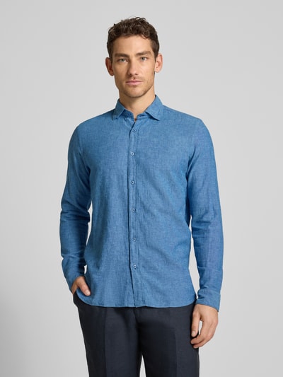 Männermodel trägt Regular Fit Business-Hemd aus Leinen-Baumwoll-Mix Modell 'ROMA' von FIL NOIR in Blau, glatte Struktur, Ganzkörperansicht von vorne. Rückenlänge 74 cm, Schulterbreite 41 cm, Ärmellänge 65 cm, Haifischkragen, Knopfleiste.