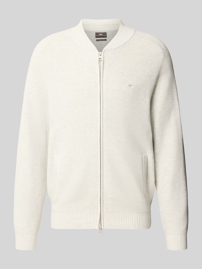 Produktfoto, Strickjacke mit Zweiwege-Reißverschluss und Label-Stitching von Fynch-Hatton aus reiner Baumwolle, regular Fit, natürliche Struktur, hellbeige Farbe, Stehkragen, neutrale Hintergrundfarbe, Rückenlänge 68 cm, Ärmellänge 66 cm