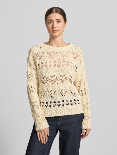 Frauenmodel trägt Strickpullover mit Rundhalsausschnitt von Oui aus cremefarbenem Baumwoll-Mix, Lochmuster, Regular Fit, Nahaufnahme Oberkörper.