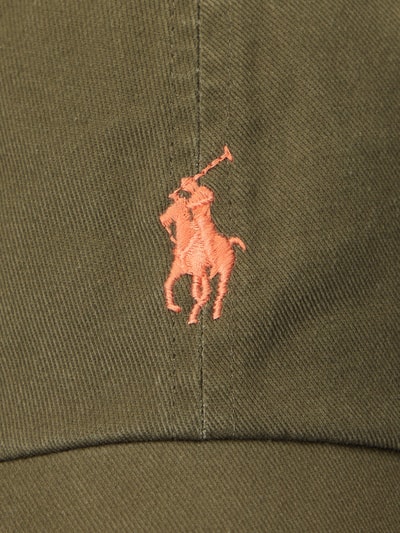 Produktfoto, Basecap aus reiner Baumwolle von Polo Ralph Lauren in Olivgrün, feiner Webstoff, gesticktes Logo-Detail, sichtbare Struktur