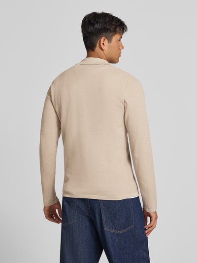 Männermodel trägt Slim Fit Poloshirt mit Label-Detail Modell 'AUSTIN' von JACK & JONES, Baumwoll-Mix, Struktur-Muster, Ganzkörperansicht Rückansicht.